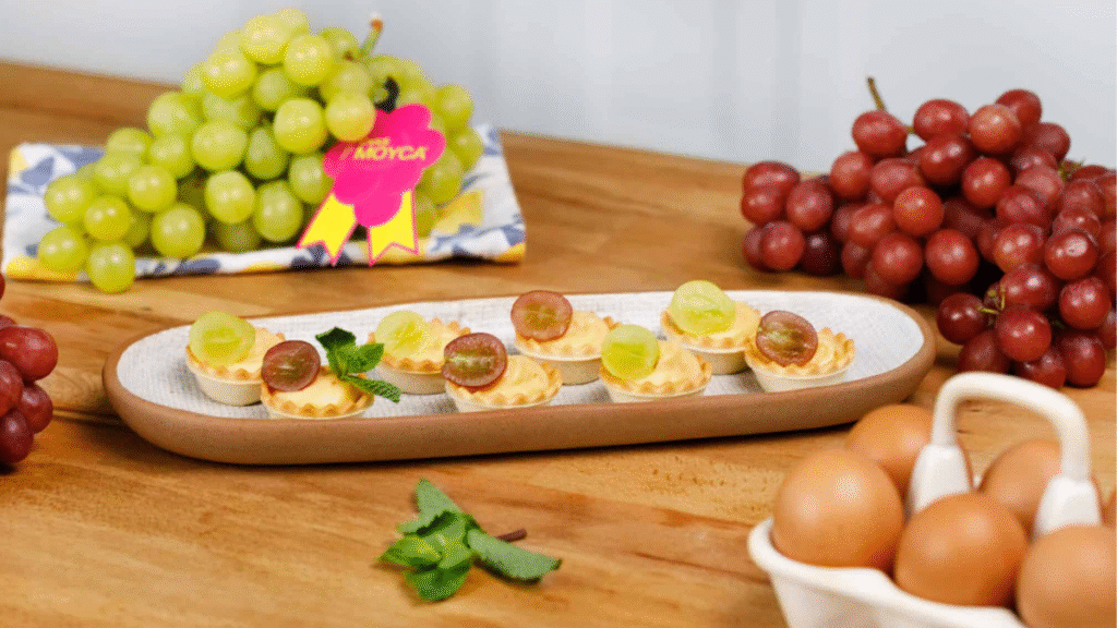 Tartaletas de crema pastelera y uvas Moyca