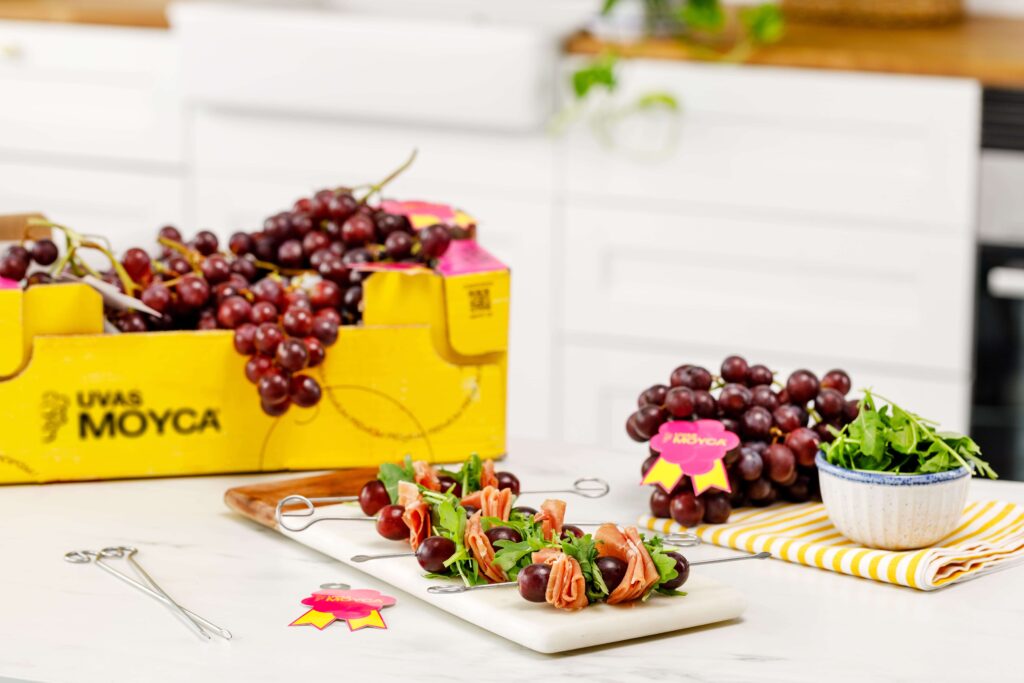 Brochetas de jamón, rúcula y uvas moyca