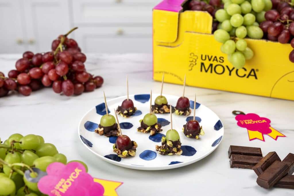 Uvas heladas con chocolate y frutos secos: un snack fresco y fácil