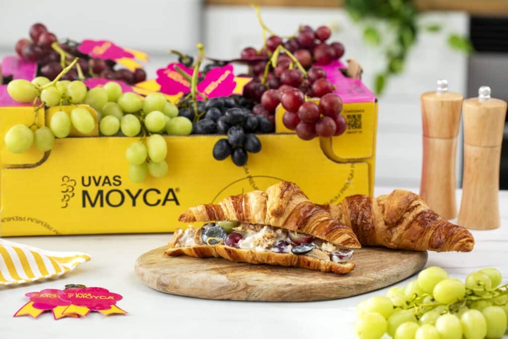 Cruasán relleno de pollo con uvas Moyca: una receta fácil, fresca y diferente